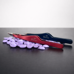 Воск и пинцеты для коррекции бровей на рабочем месте мастера