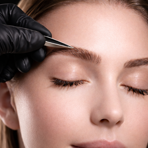 Коррекция формы бровей: работа пинцетом крупным планом