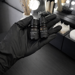 Краска для окрашивания бровей в руке мастера перед процедурой