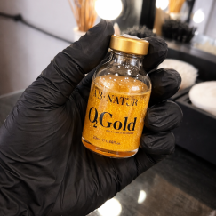 Состав для ботокса бровей в руках мастера на рабочем месте