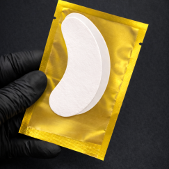 Одноразовые патчи для окрашивания ресниц в упаковке в руках мастера