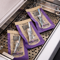 Пинцеты для коррекции бровей в стерилизаторе перед процедурой