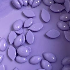 Растопленный воск в гранулах в воскоплаве