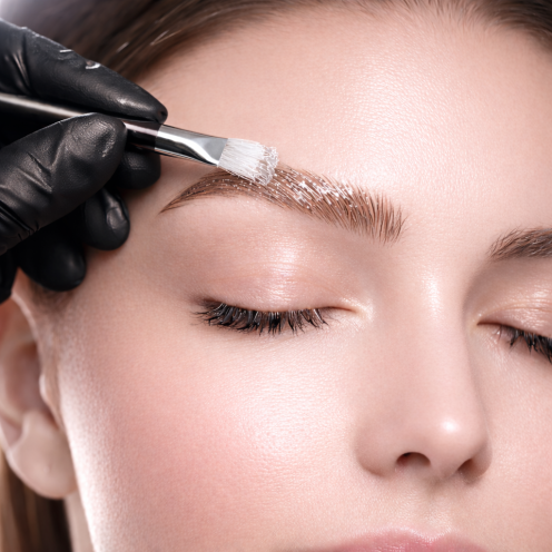 Ботокс для бровей: уходовое нанесение состава крупным планом