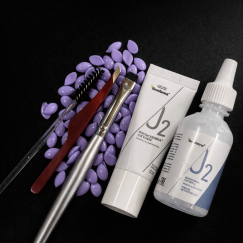 Инструменты и средства для осветления бровей: воск, пинцет, кисть и щеточка