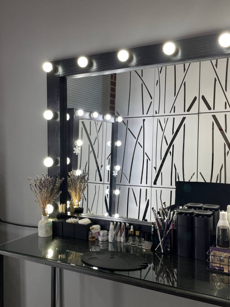 Рабочее место бровиста с ярким светом и стерильными инструментами