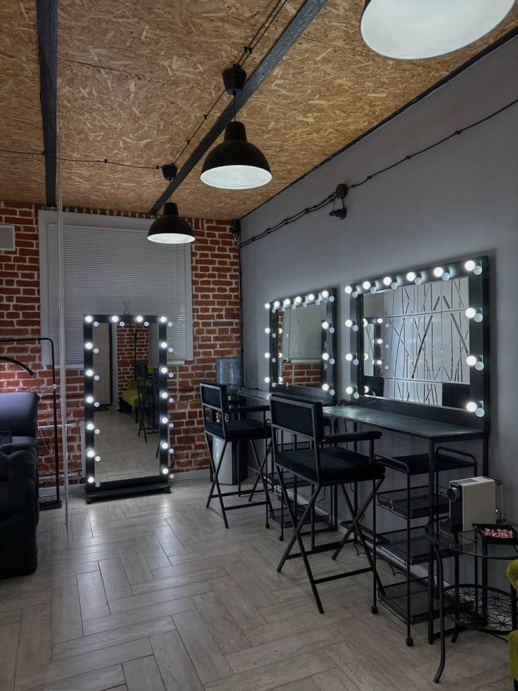 Интерьер рабочего зала студии бровей в Туле